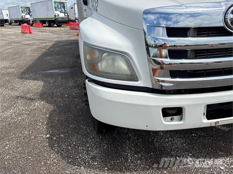 Hino 268 شاحنات ذات هيكل صندوقي