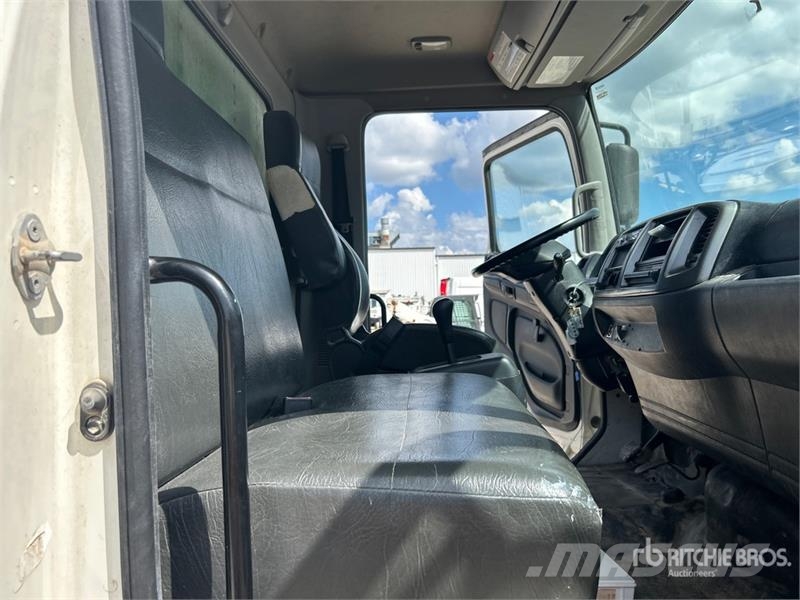 Hino 268 شاحنات ذات هيكل صندوقي