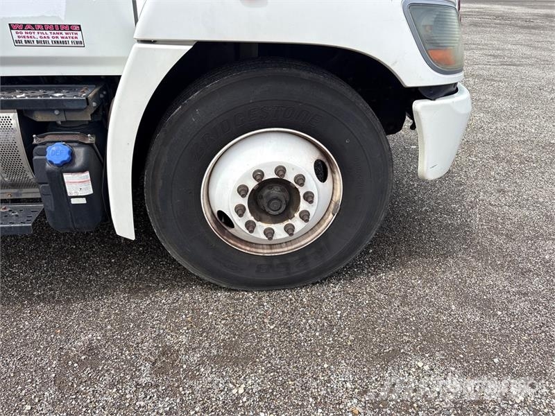 Hino 268 شاحنات ذات هيكل صندوقي