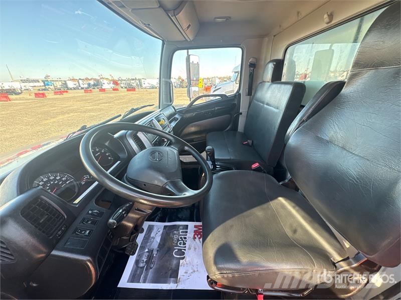 Hino 268 Грузовики-Фургоны