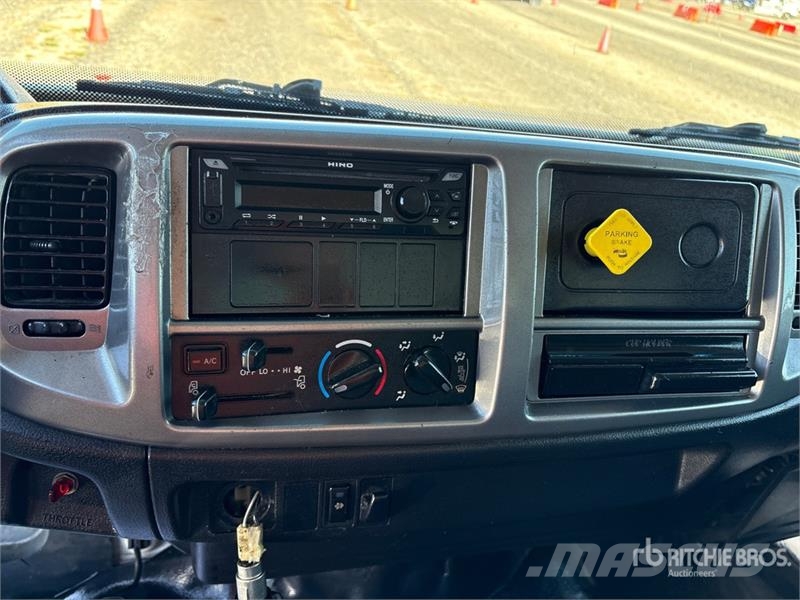 Hino 268 Camiones con caja de remolque