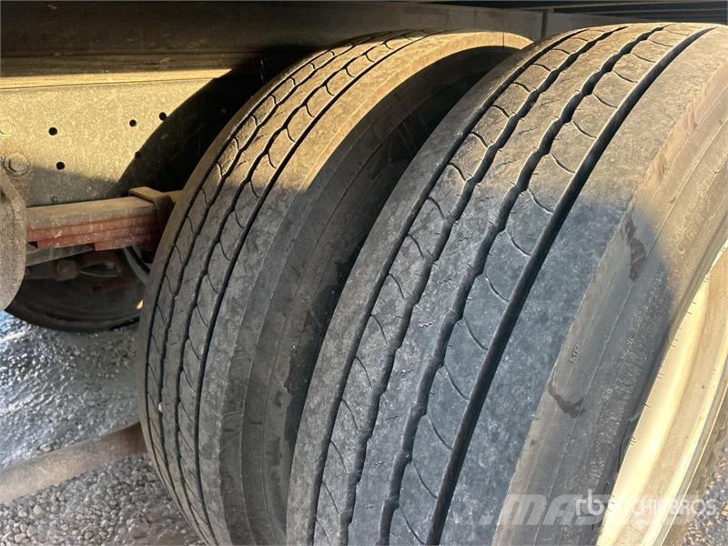 Hino 268 شاحنات ذات هيكل صندوقي