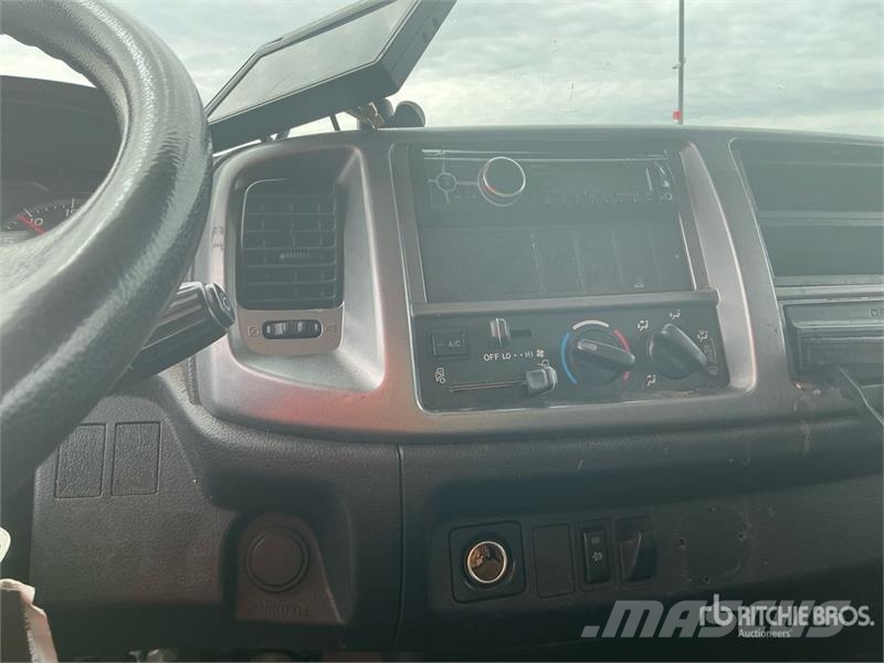 Hino 268 貨箱式卡車