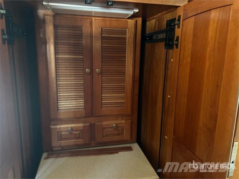  Holiday Rambler 43PBQ Motor Home 露營車和有篷卡車