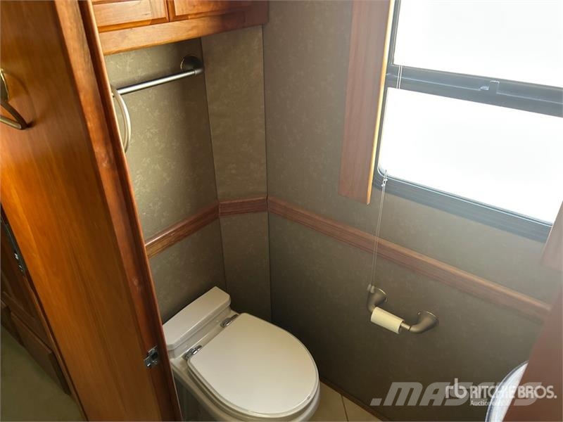 Holiday Rambler Navigator Motor Home Автодома і житлові автопричепи