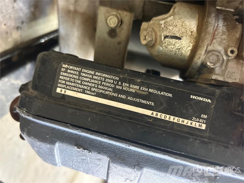Honda EB3000C 3 kVA Portable Generator Set Egyéb Áramfejlesztők