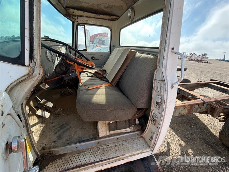 International 1700-A 4x2 Cab and Chassis (Inoperable) Kabīnes un interjers