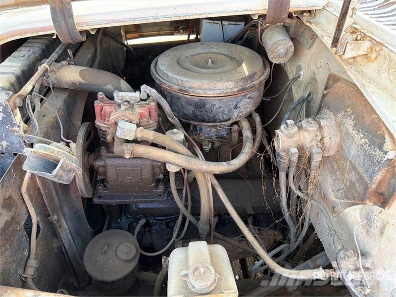International 1700-A 4x2 Cab and Chassis (Inoperable) Kabīnes un interjers