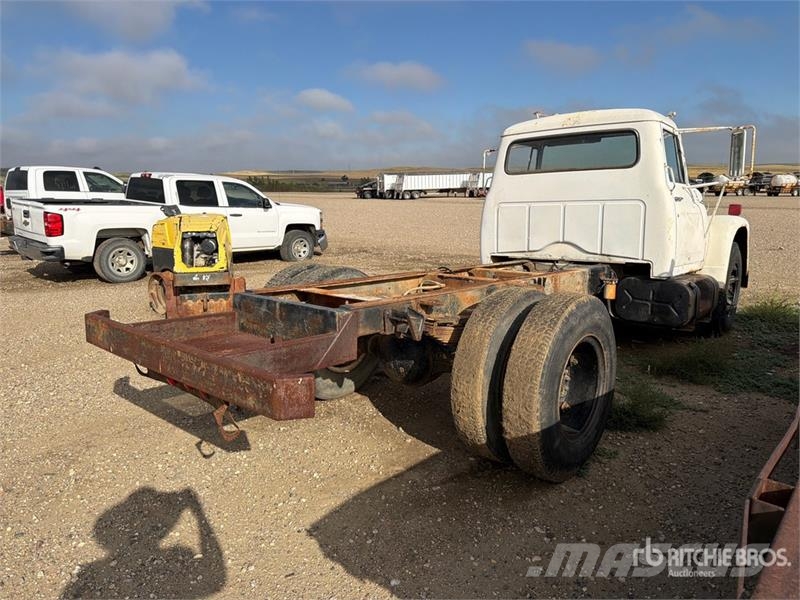 International 1700-A 4x2 Cab and Chassis (Inoperable) Kabīnes un interjers