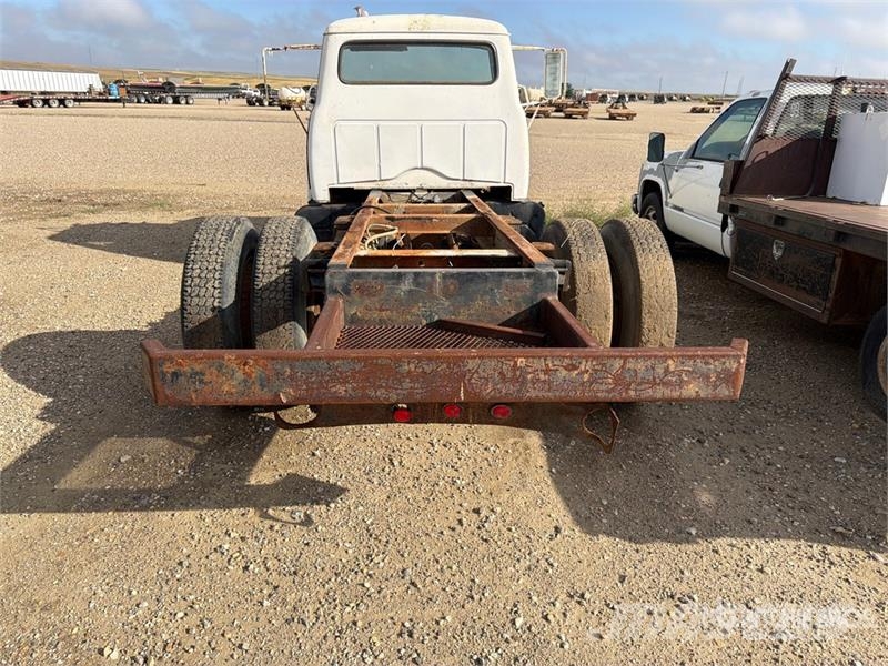 International 1700-A 4x2 Cab and Chassis (Inoperable) Kabīnes un interjers