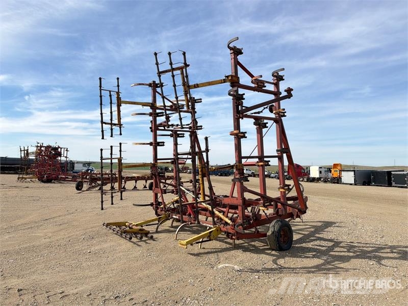 International 35 ft Chisel Plow Grubber