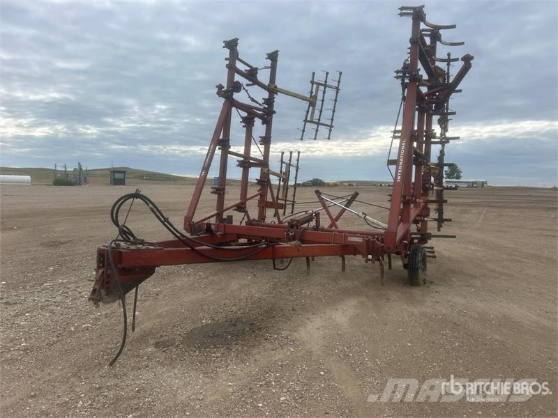 International 35 ft Chisel Plow Meißelgrubber