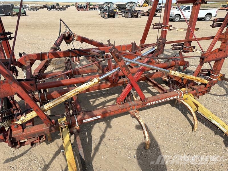 International 35 ft Chisel Plow Grubber