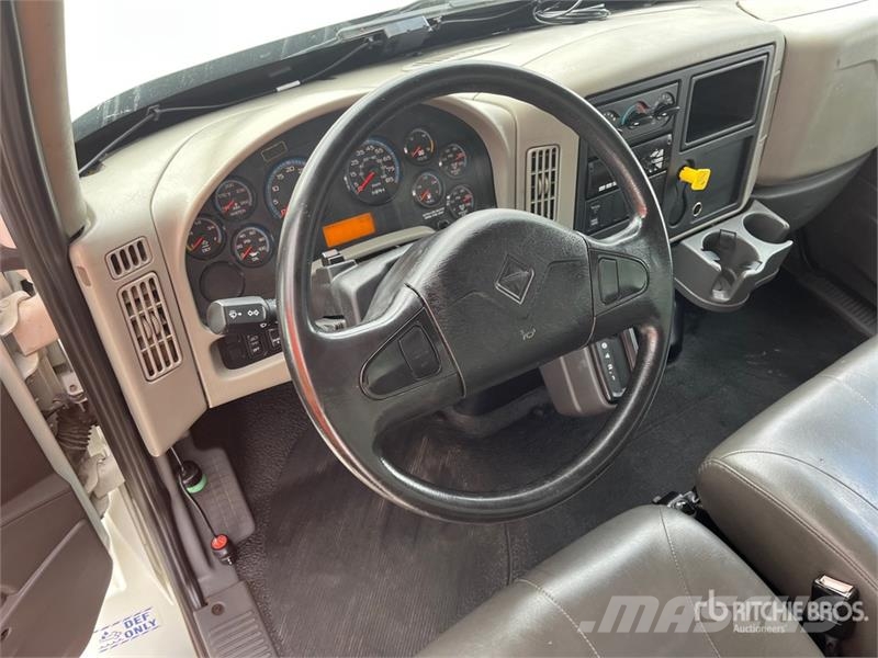 International 4300 شاحنات ذات هيكل صندوقي