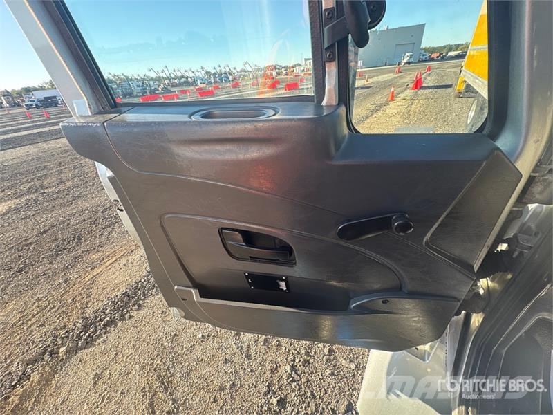 International 4300 شاحنات ذات هيكل صندوقي