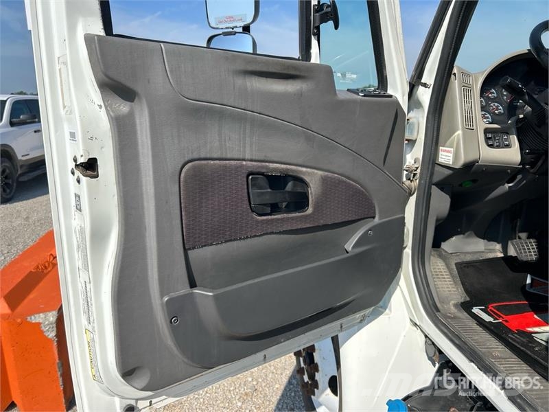 International 4300 شاحنات ذات هيكل صندوقي