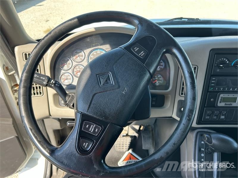 International 4300 شاحنات ذات هيكل صندوقي