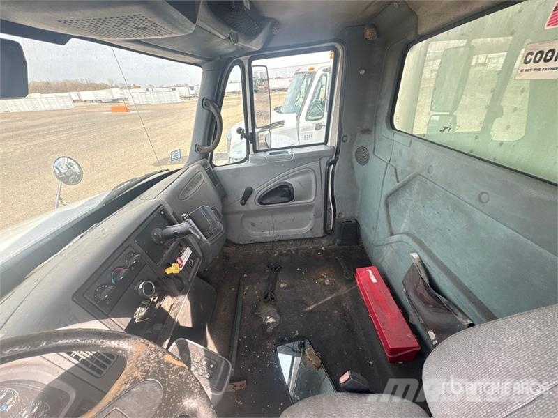 International 4300 Skříňová nástavba