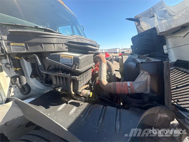 International 4300 Sunkvežimiai su dengtu kėbulu