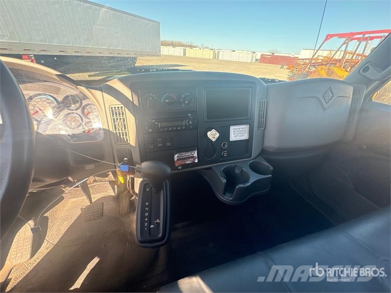 International 4300 شاحنات ذات هيكل صندوقي