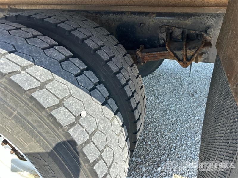 International 4300 شاحنات ذات هيكل صندوقي