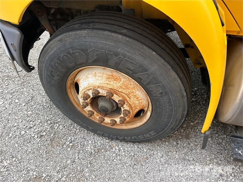 International 4300 Samochody ciężarowe ze skrzynią zamkniętą