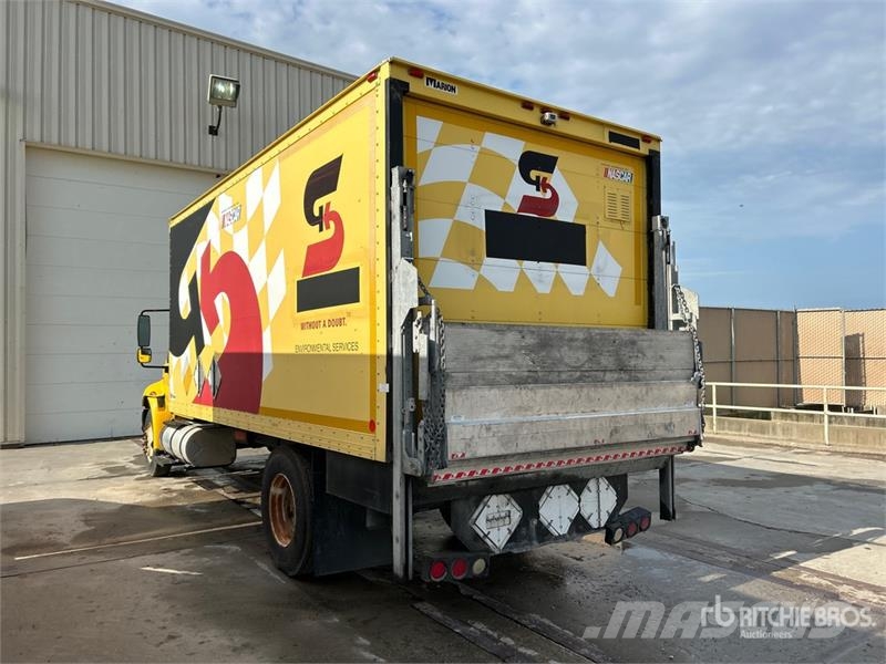 International 4300 Samochody ciężarowe ze skrzynią zamkniętą