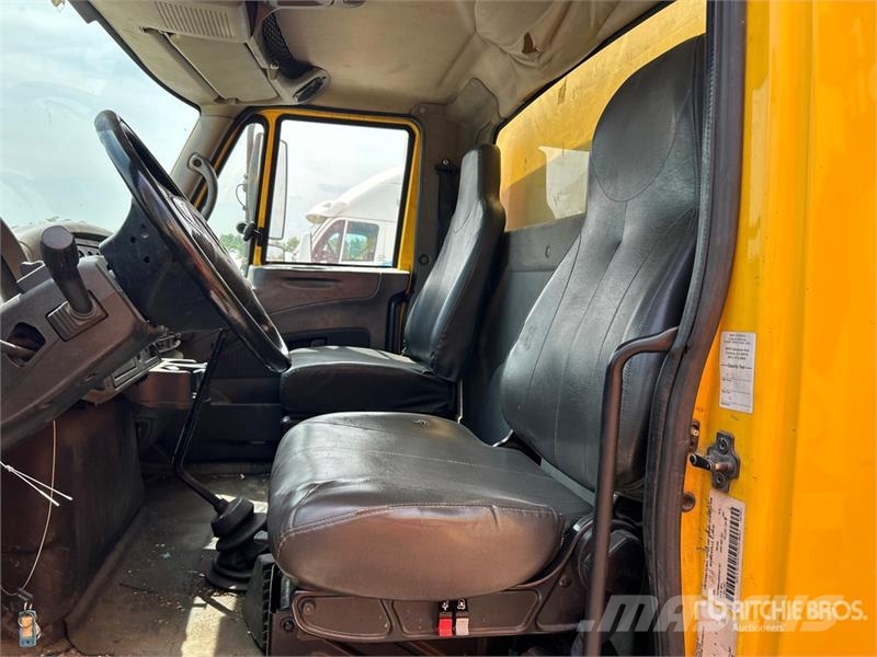 International 4300 Samochody ciężarowe ze skrzynią zamkniętą
