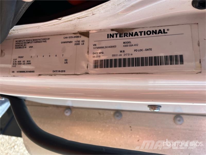 International 4300 شاحنات ذات هيكل صندوقي