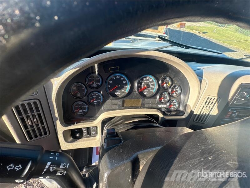International 4300 شاحنات ذات هيكل صندوقي