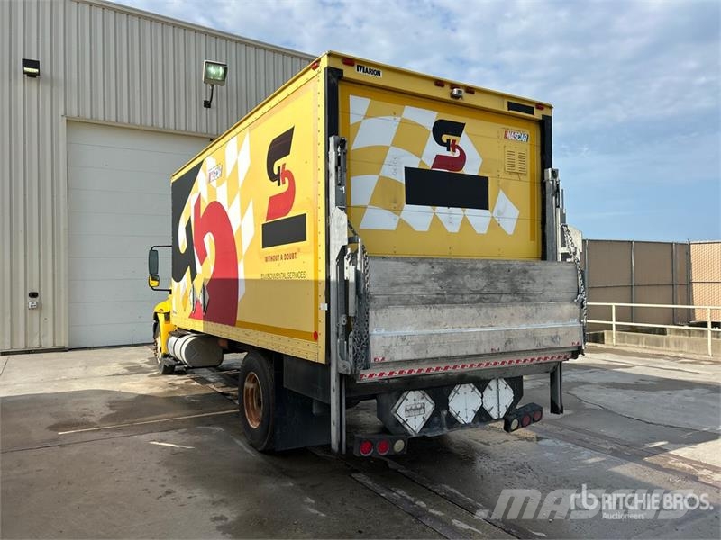 International 4300 Samochody ciężarowe ze skrzynią zamkniętą