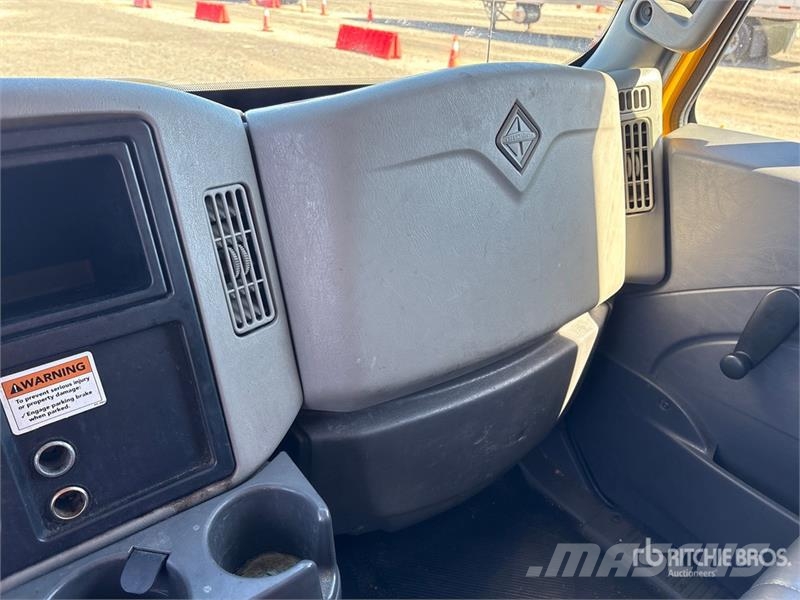 International 4300 ボックスボディー、ウイング、箱車