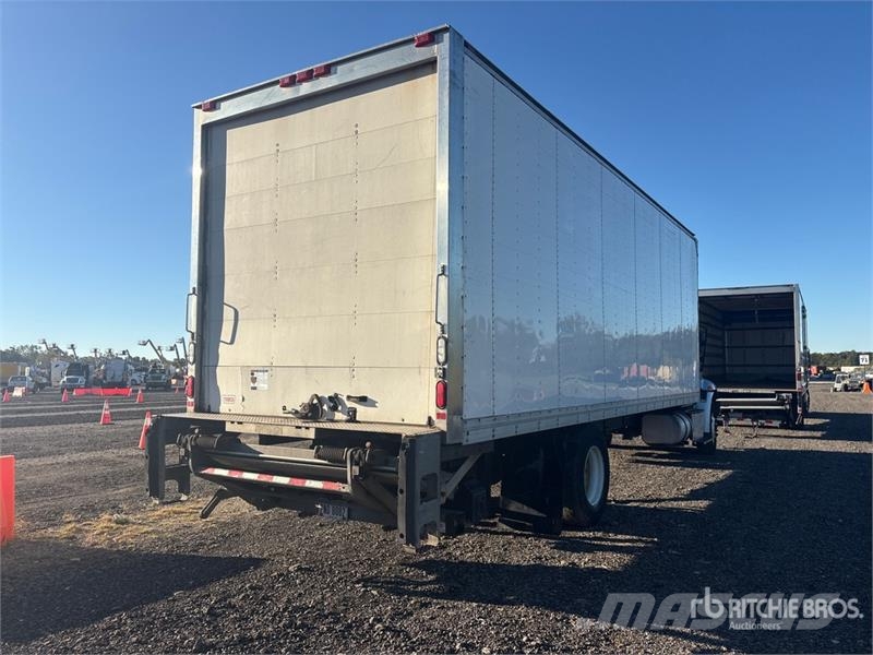 International 4300 شاحنات ذات هيكل صندوقي