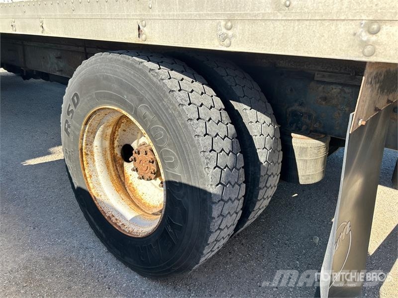 International 4300 Samochody ciężarowe ze skrzynią zamkniętą