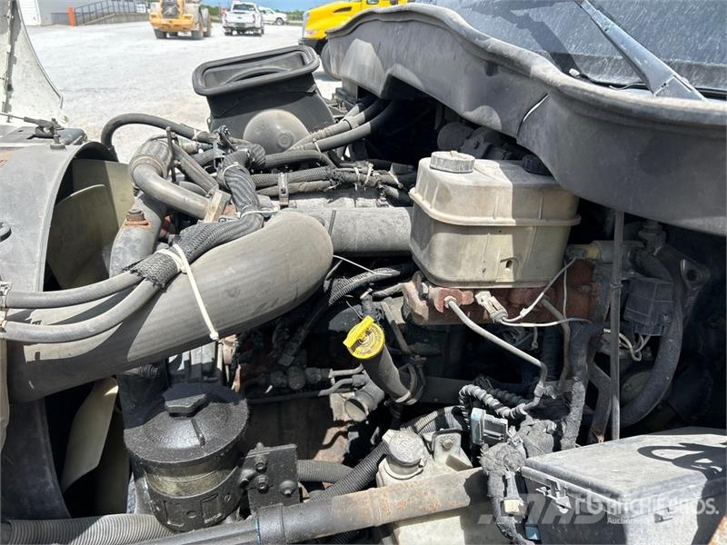 International 4300 Samochody ciężarowe ze skrzynią zamkniętą