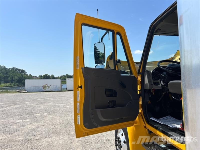 International 4300 Skriňová nadstavba