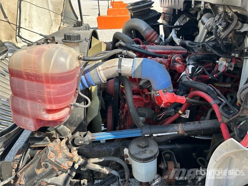 International 4300 شاحنات ذات هيكل صندوقي