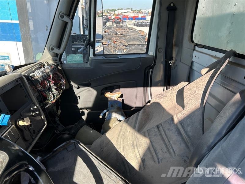 International 4300 Samochody ciężarowe ze skrzynią zamkniętą