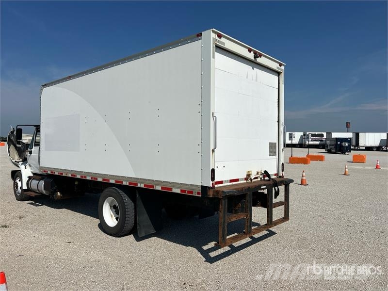 International 4300 شاحنات ذات هيكل صندوقي