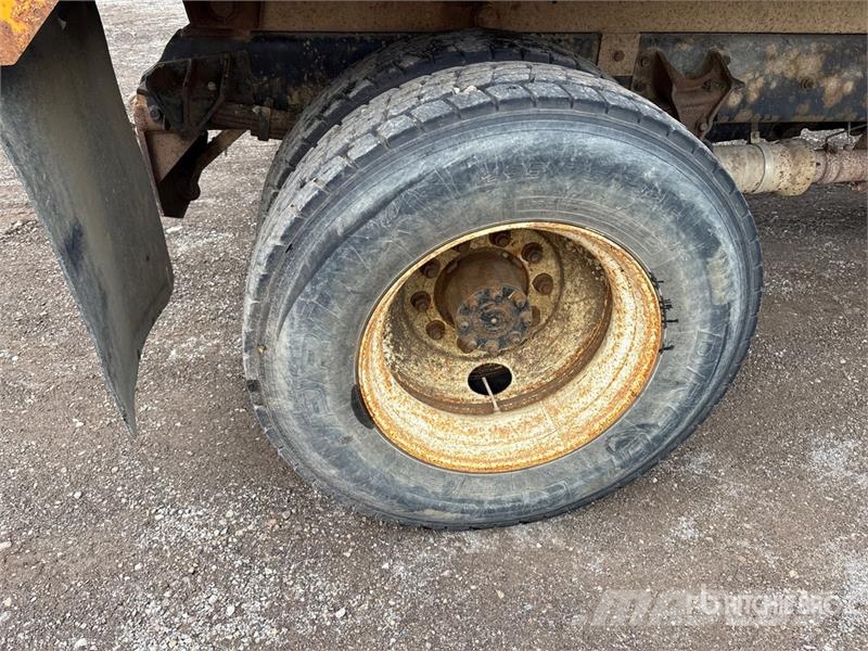 International 4300 Pašizgāzējs