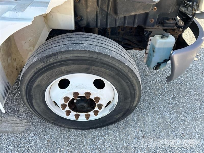 International 4300 شاحنات ذات هيكل صندوقي
