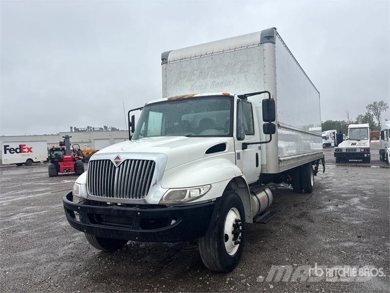 International 4300 Camiones con caja de remolque