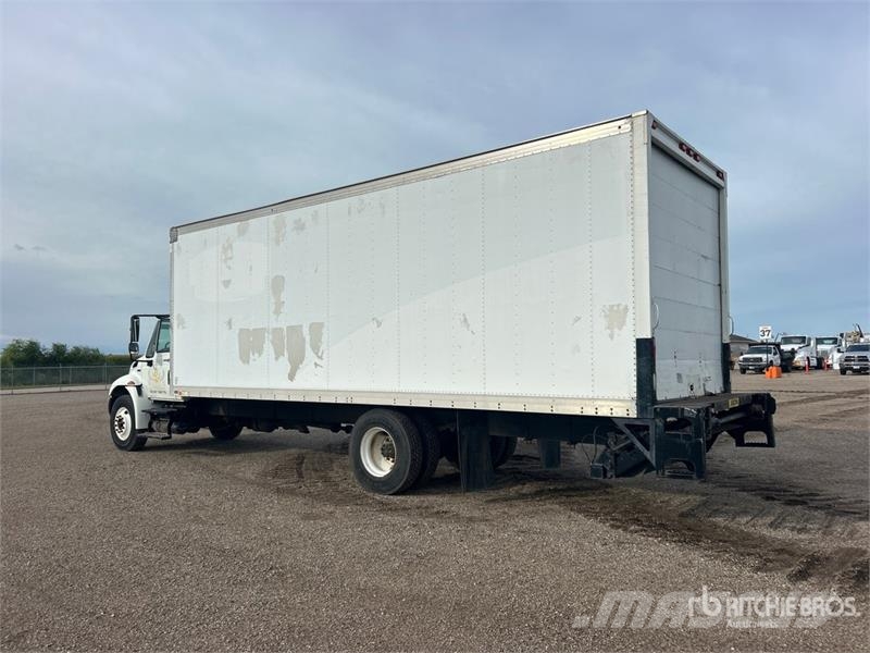 International 4300 Camiones con caja de remolque