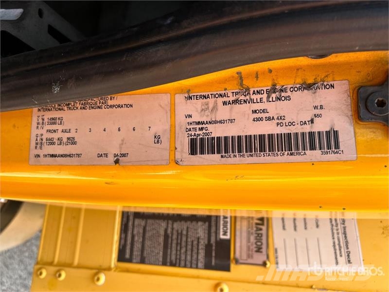 International 4300 Samochody ciężarowe ze skrzynią zamkniętą