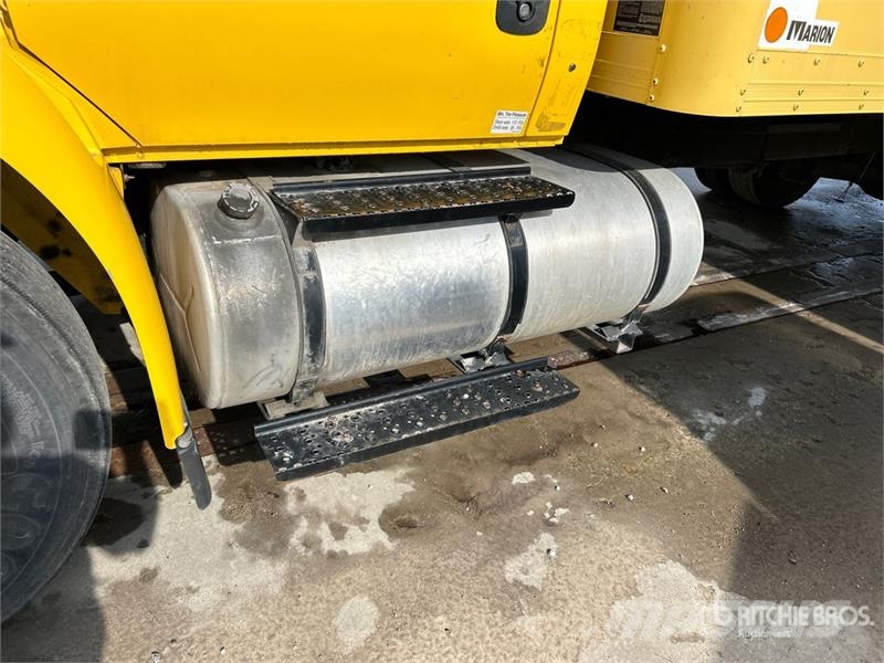 International 4300 Samochody ciężarowe ze skrzynią zamkniętą