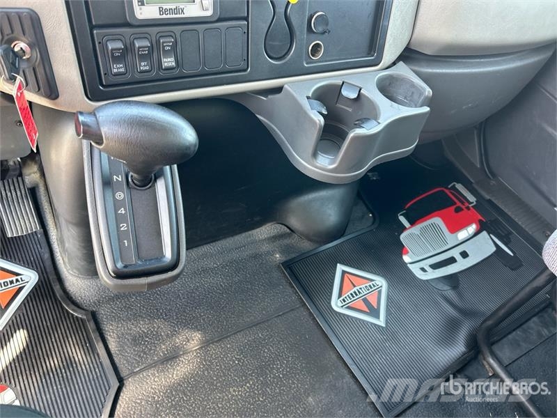 International 4300 شاحنات ذات هيكل صندوقي