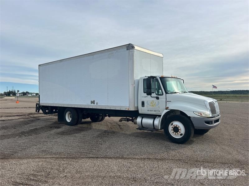 International 4300 Camiones con caja de remolque