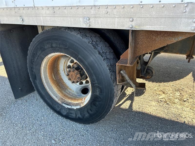 International 4300 Samochody ciężarowe ze skrzynią zamkniętą