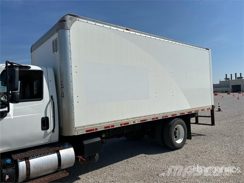 International 4300 شاحنات ذات هيكل صندوقي