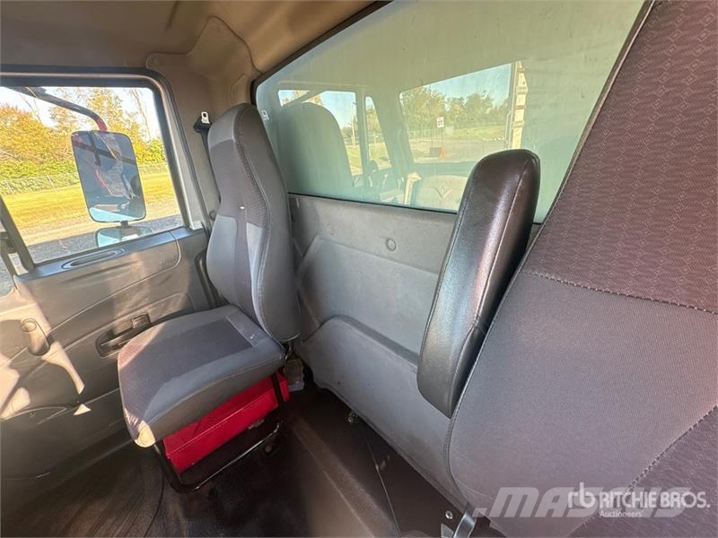 International 4300 شاحنات ذات هيكل صندوقي